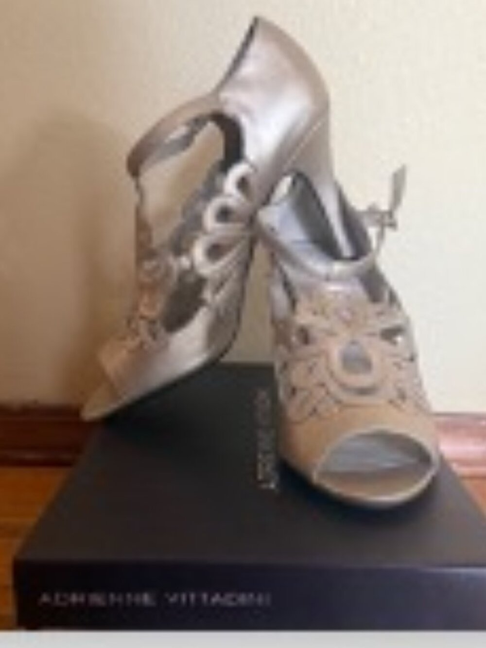 Adrienne Vittadini. 8 1/2 M. Gold